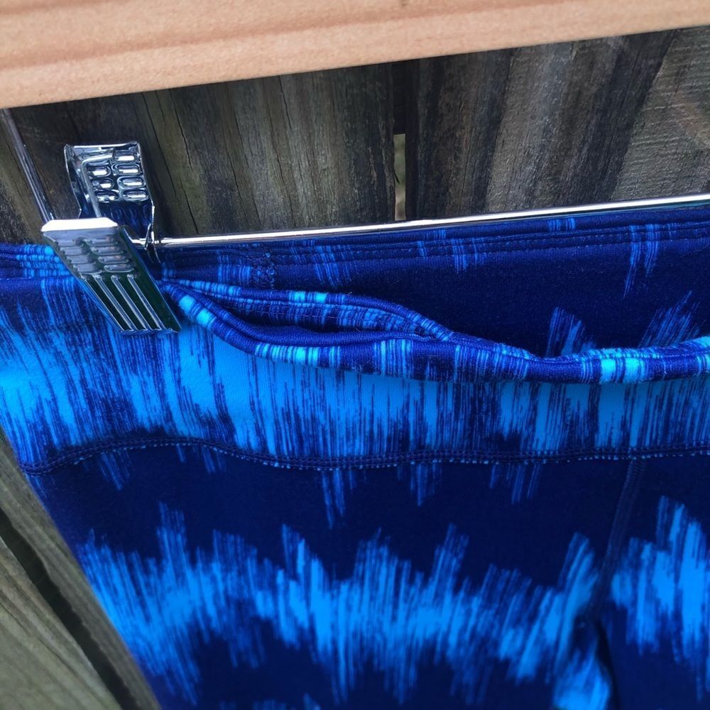 Under Armour Blue Pattern Capris Sz M - Picture 8 of 8